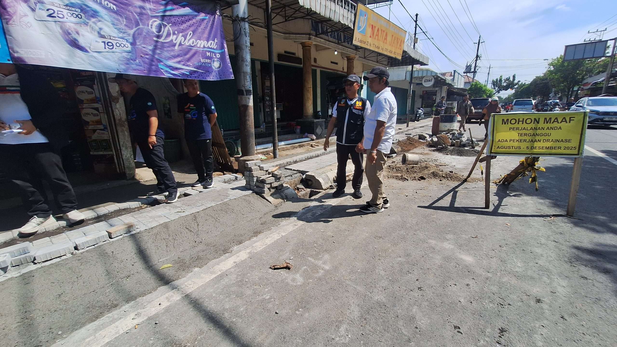 Kabid Bina Marga Dinas PUPR Kudus, Harry Wibowo saat melakukan peninjauan ke proyek pembangunan drainase ruas Jalan Subchan ZE pada Jumat siang (31/10/2025)