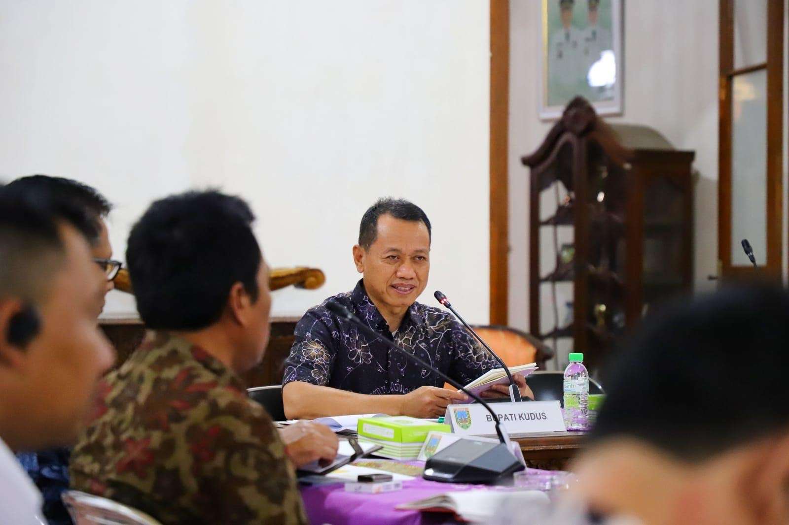 Bupati Kudus Sam’ani Intakoris memimpin Rapat Koordinasi Pemantauan Program Makan Bergizi Gratis (MBG) di Pendopo Belakang Kabupaten Kudus pada Kamis (2/10/2025)