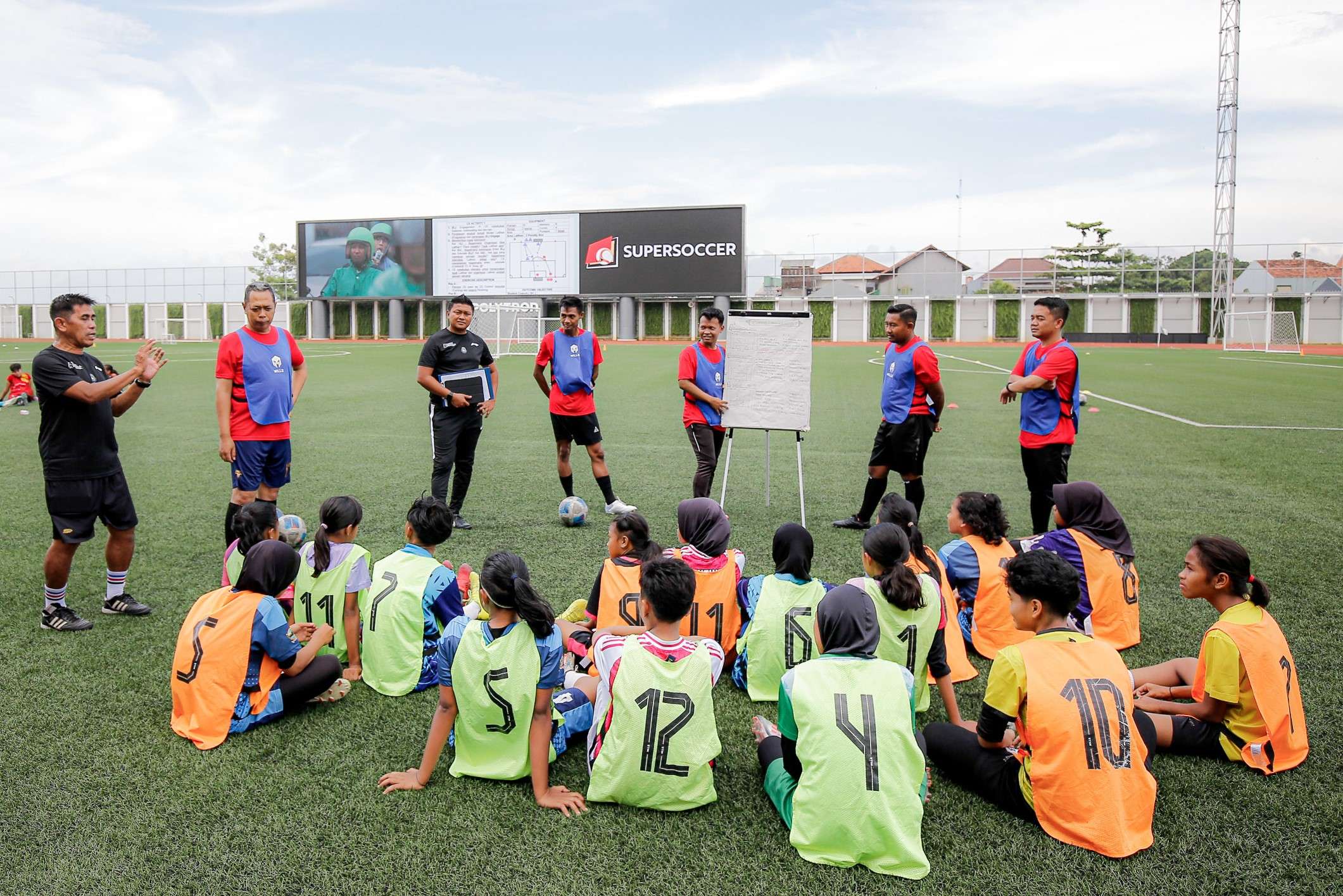 Pelatih dan guru olahraga di Kabupaten Kudus saat mengikuti sertifikasi kepelatihan lisensi D Nasional di Supersoccer Arena, Kudus