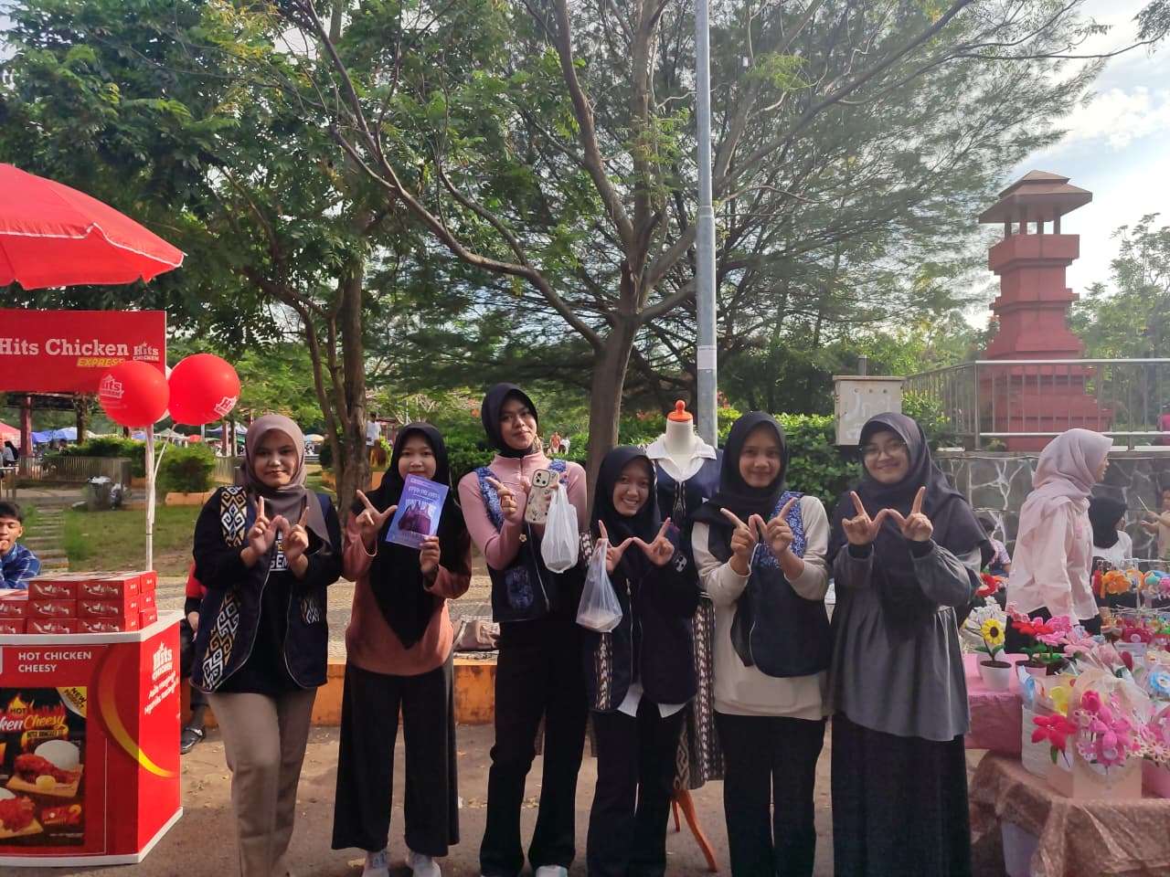 Tim Wiguna dari Universitas Muria Kudus (UMK) sukses meraih pendanaan Program Pembinaan Mahasiswa Wirausaha (P2MW) 2025 berkat inovasinya lewat tajuk “WIGUNA: Vest Denim Versatile dengan Muria Coastal Batik Style”