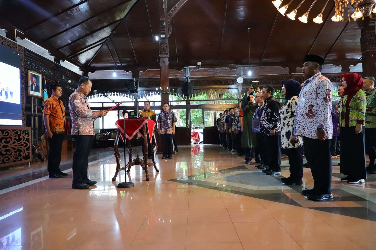 Bupati Kudus Sam'ani Intakoris melantik 11 pejabat di Pendapa Kabupaten pada Selasa (30/9).