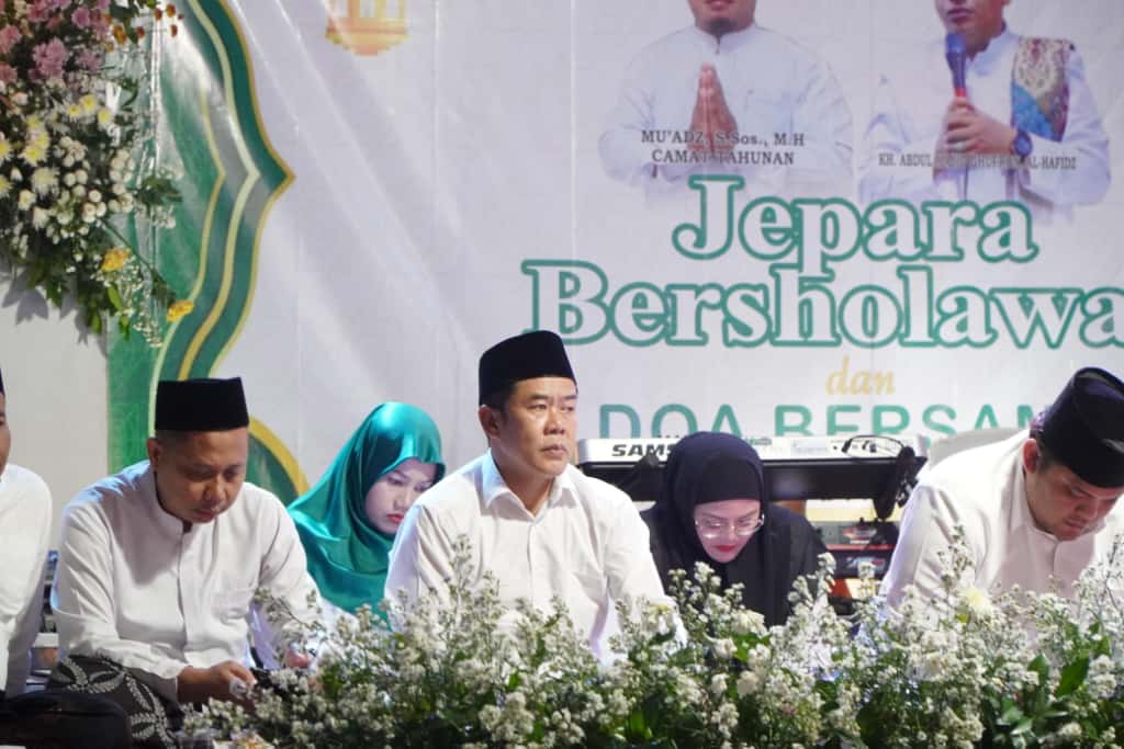 Ketua DPRD Jepara, Agus Sutisna saat mengikuti kegiatan Jepara Bersholawat di Lapangan Desa Kecapi, Kecamatan Tahunan, Senin malam (6/10/2025)