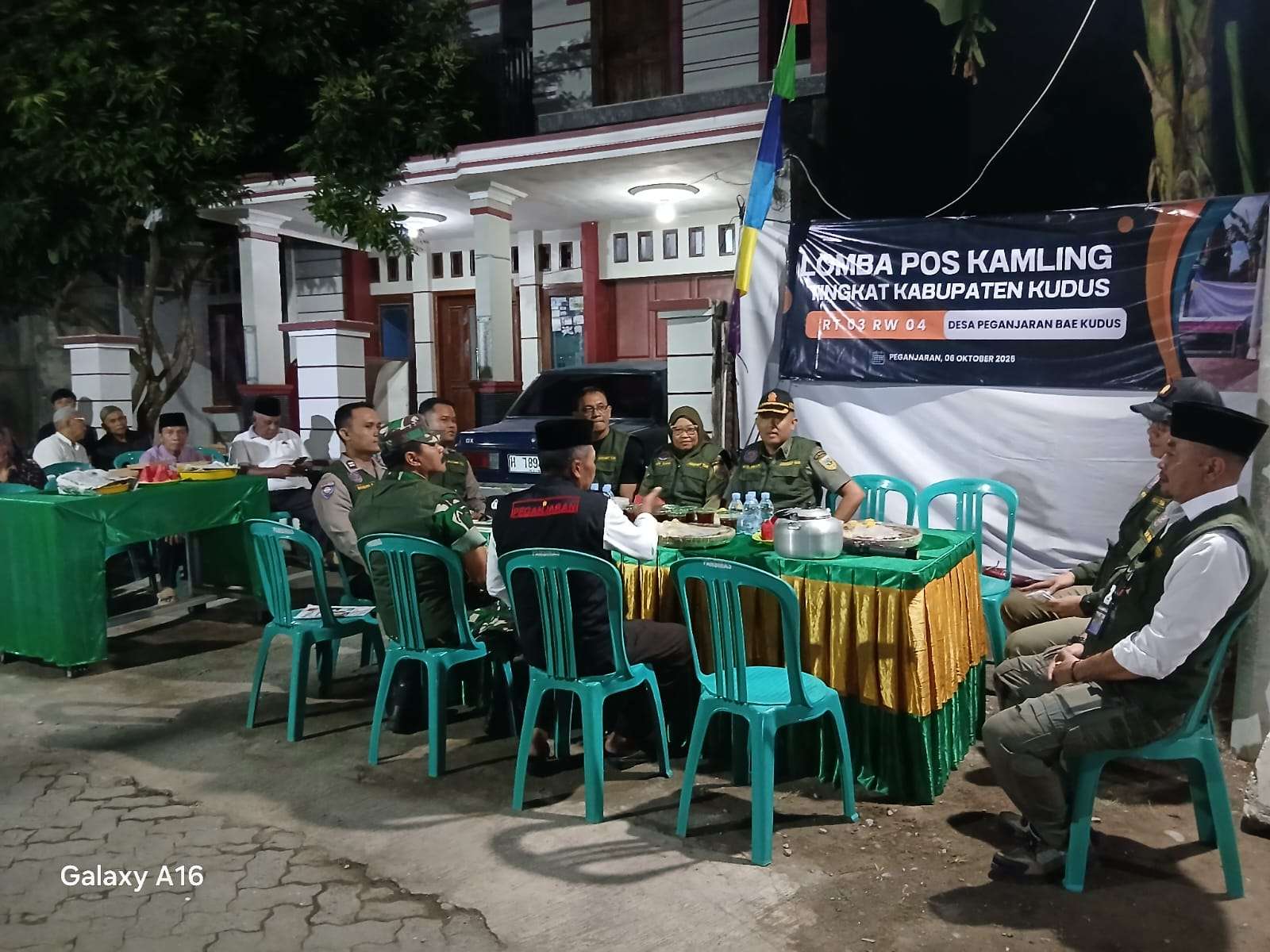 Suasana guyub tergambar di Pos Kampling Desa Peganjaran RT 03/04, Bae, Kudus pada Senin (06/10/2025) malam