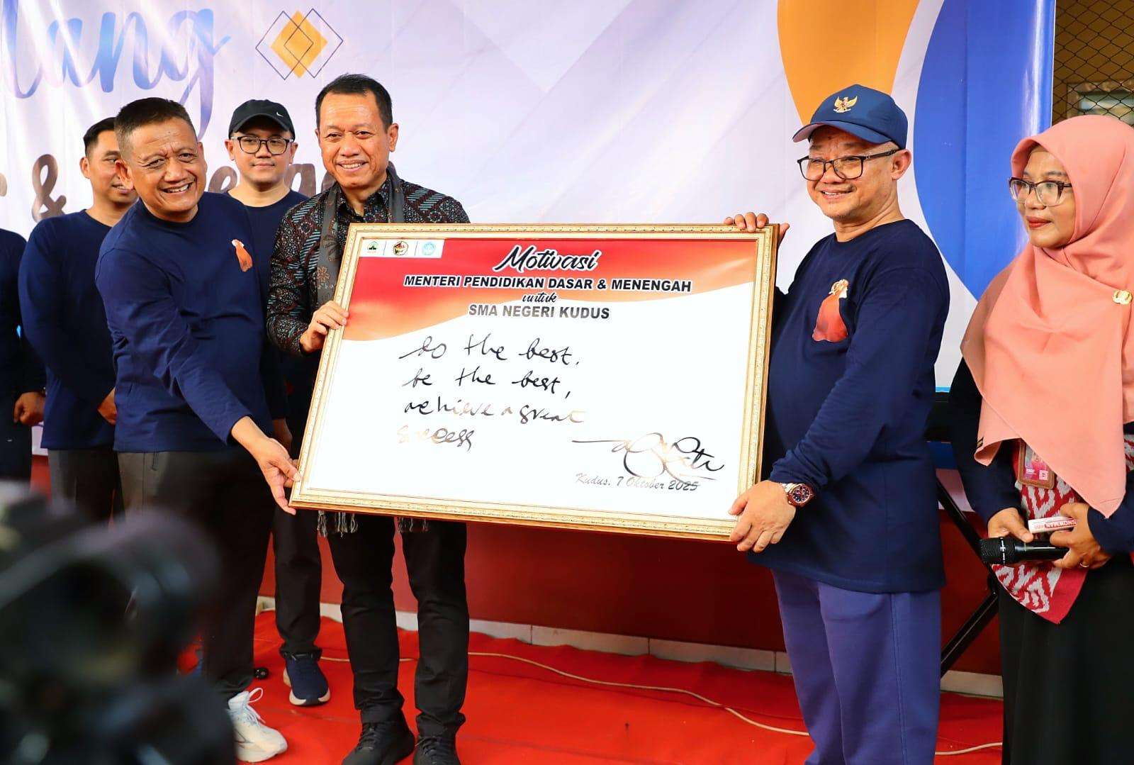 Menteri Pendidikan Dasar dan Menengah (Mendikdasmen) Republik Indonesia, Prof. Dr. Abdul Mu'ti saat melakukan kunjungan kerja ke SMK Negeri 1 Kudus pada Selasa (7/10/2025)