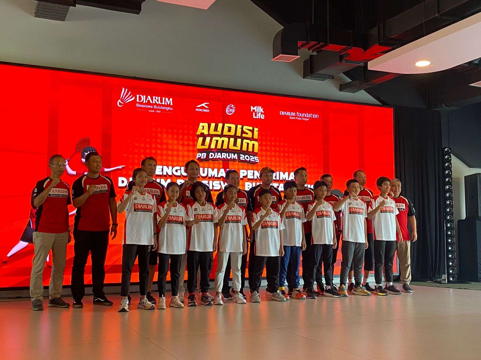 Sebanyak 9 atlet bulutangkis cilik sukses meraih Djarum Beasiswa Bulutangkis sekaligus resmi bergabung dengan klub PB Djarum.