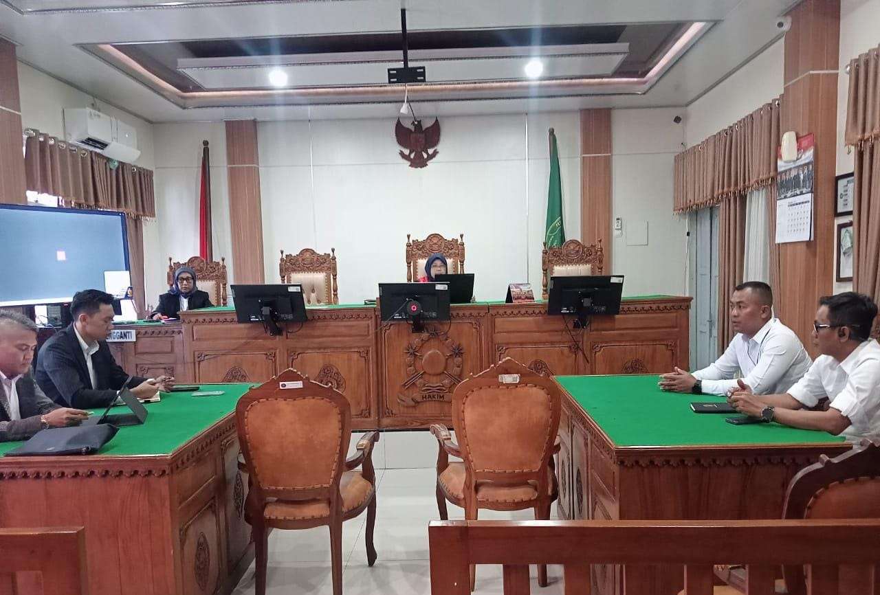 Sidang praperadilan yang digelar di Ruang Cakra PN Jepara, Senin (13/10/2025) pukul 13.00 WIB menolak permohonan praperadilan yang diajukan oleh Hammatussolikhah binti Mutawar alias Ika (28), mantan Kasi Kesejahteraan Desa Dudakawu, Kecamatan Kembang