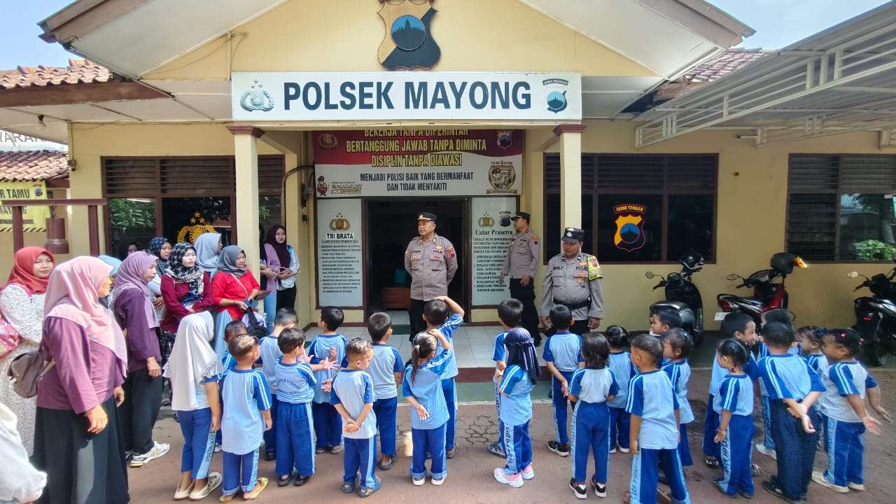 Anak-anak Paud KB Permata Bunda Desa Mayong Lor, Kecamatan Mayong mengunjungi Mapolsek Mayong, jajaran Polres Jepara, pada Rabu (16/10/2025) pagi