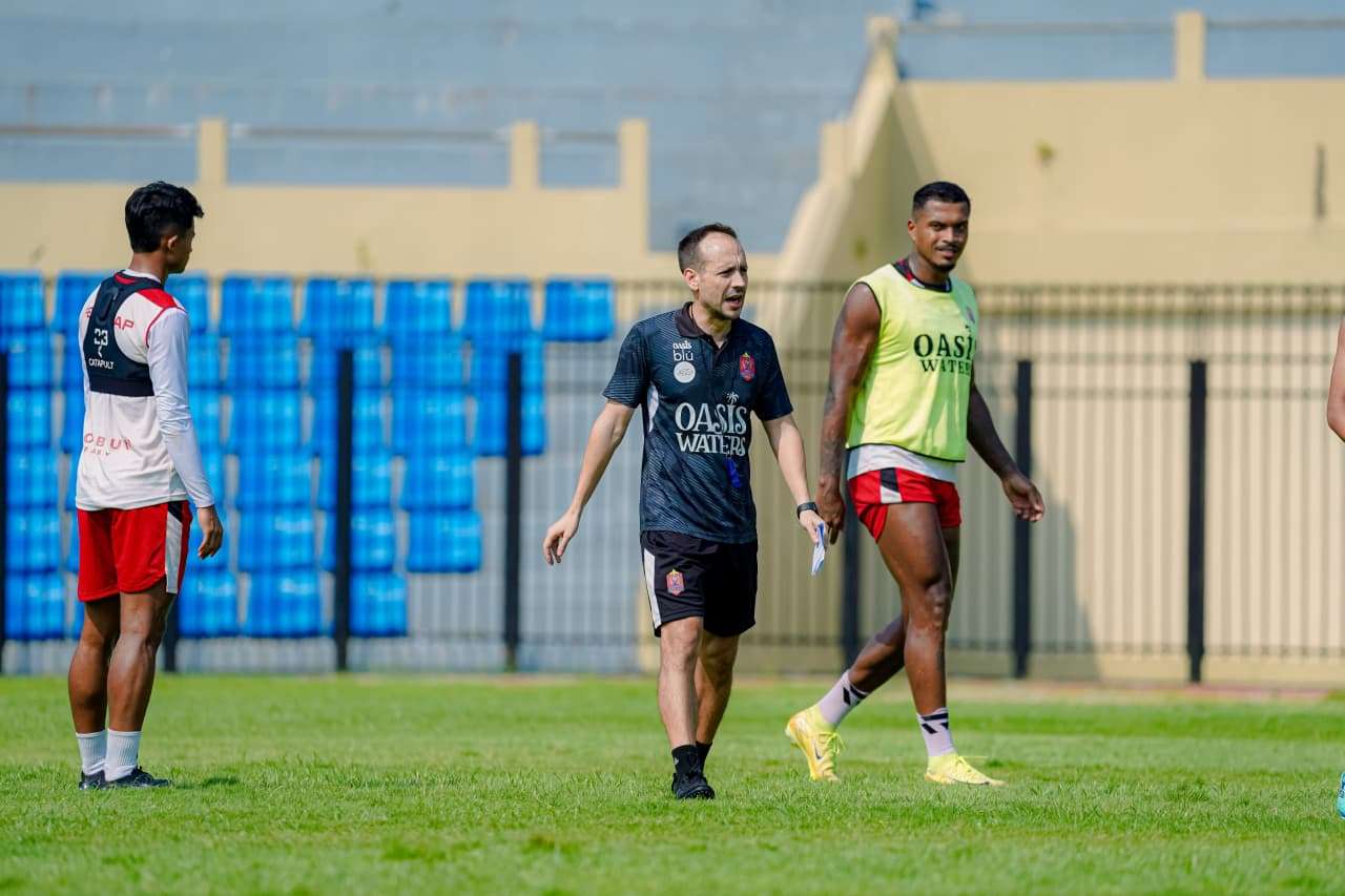 Pelatih kepala Persijap Jepara Mario Lemos mempersiapkan anak asuhnya untuk menjamu Bali United