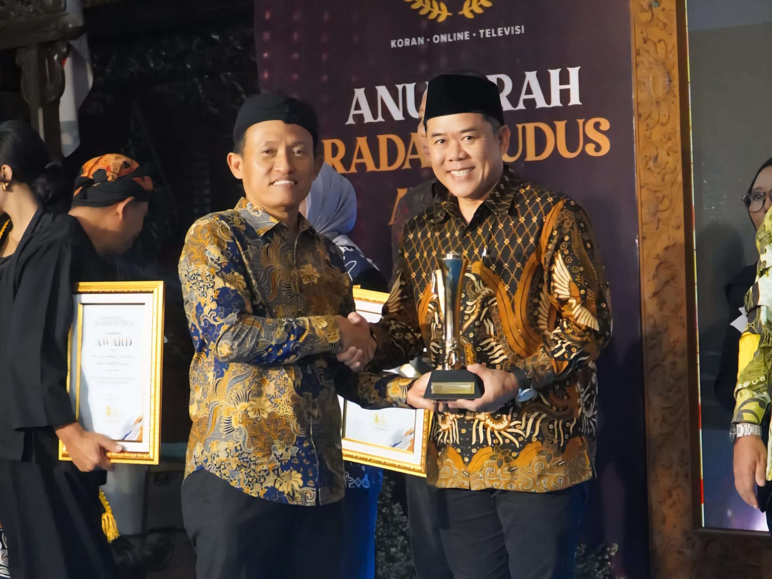 Ketua DPRD Kabupaten Jepara, Dr. Agus Sutisna, menerima penghargaan “Ketua DPRD Peduli Pendidikan, Sosial, dan Olahraga” dalam ajang bergengsi Radar Kudus Award 2025 di Pendapa Rumah Dinas Bupati Blora, Jumat (17/10/2025)