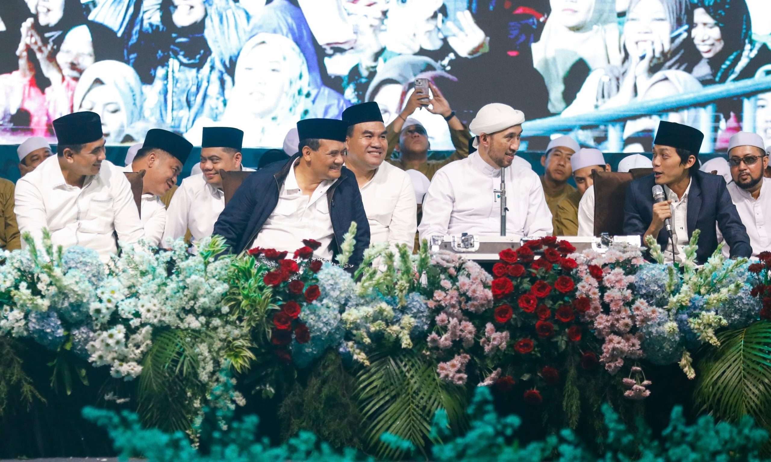 Suasana panggung utama Jateng Bersholawat di Alun-alun Simpang Tujuh Kudus pada Sabtu malam (21/10)