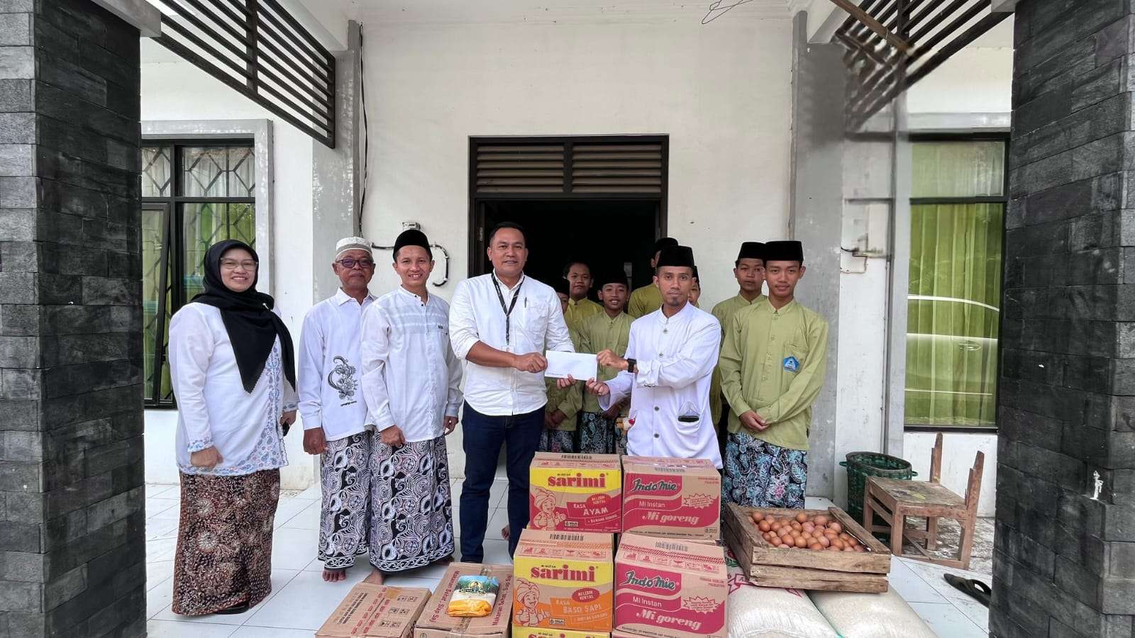 Pura Group melakukan penyerahan sembako sebagai bentuk bakti sosial untuk mengenang wafatnya Jacobus, Rabu (22/10)