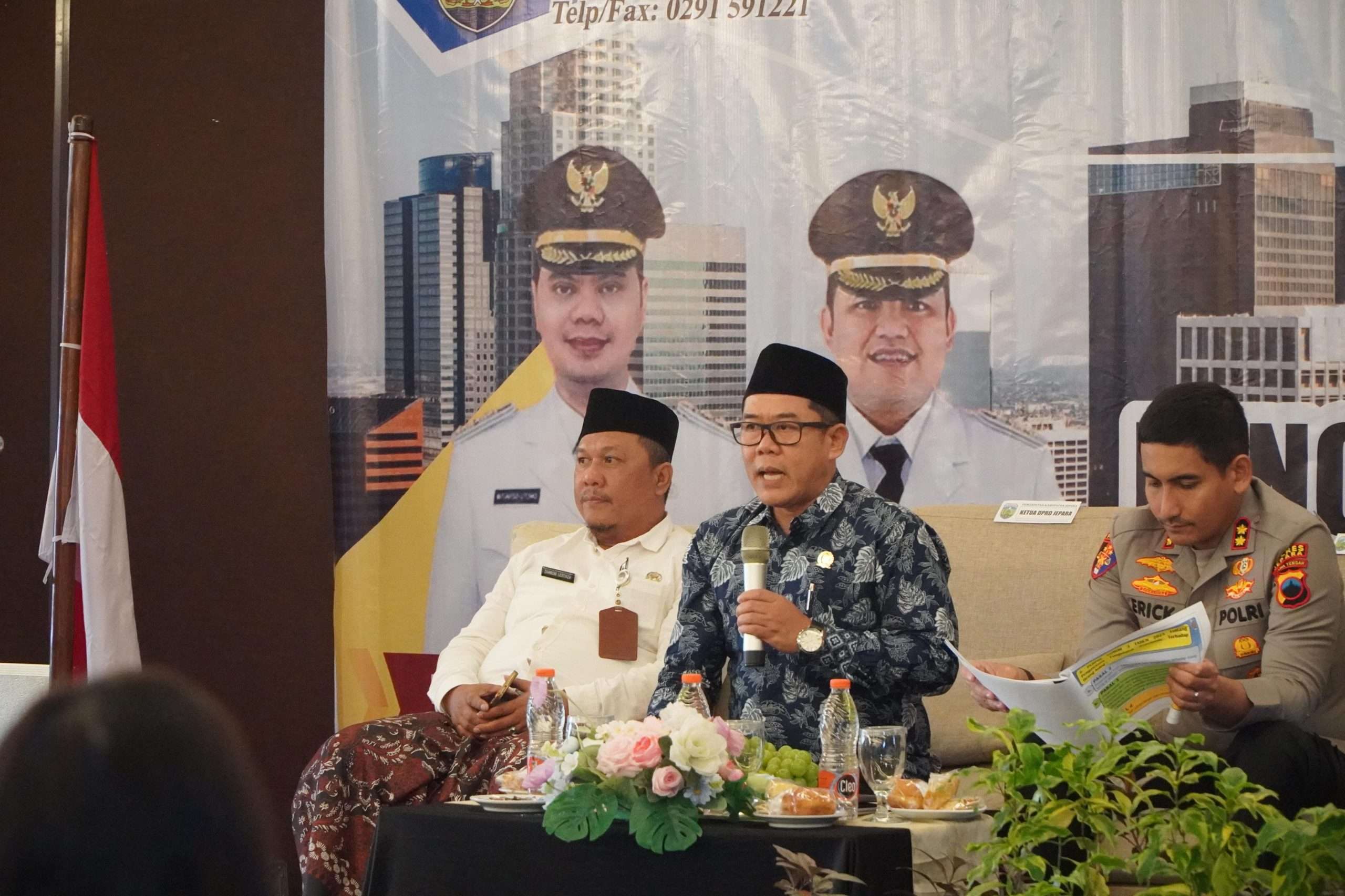 Ketua DPRD Kabupaten Jepara Agus Sutisna saat menjadi narasumber dalam kegiatan Pembinaan serta Monitoring dan Evaluasi Penempatan Tenaga Kerja Asing (TKA) Kabupaten Jepara, di D’Season Hotel, Rabu (22/10/2025)