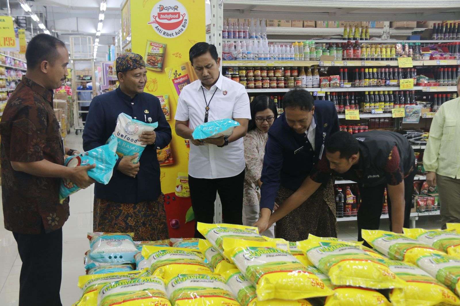 Satuan Tugas (Satgas) Polres Kudus ketika melakukan monitoring dan pengecekan harga beras pada Kamis (23/10/2025)