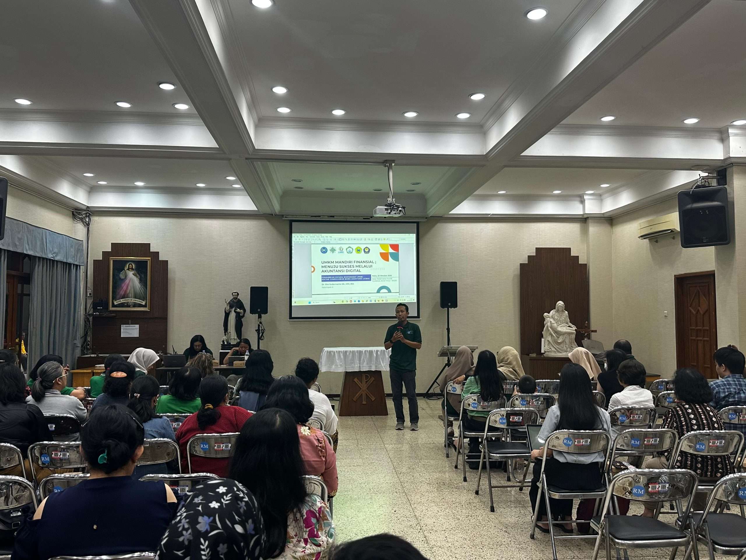 Pelatihan UMKM bertajuk “UMKM Mandiri Finansial: Menuju Sukses melalui Akuntansi Digital” di Aula Gereja Katolik Paroki Redemptor Mundi, Surabaya pada Kamis (23/10/2025)