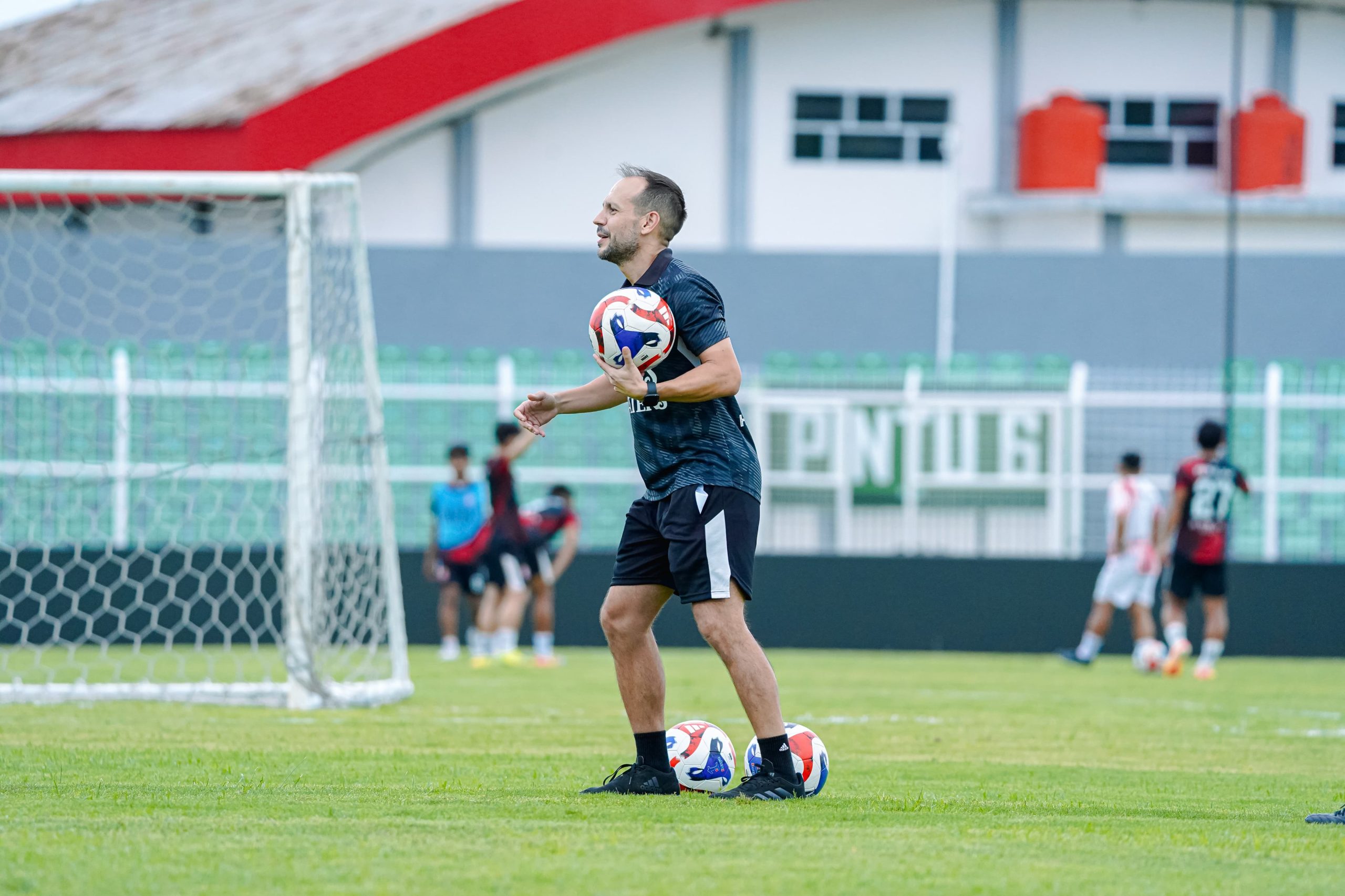 Pelatih Persijap Jepara Mario Lemos mempersiapkan anak asuhnya menghadapi laga melawan Bhayangkara FC di Laga Tandang (istimewa)