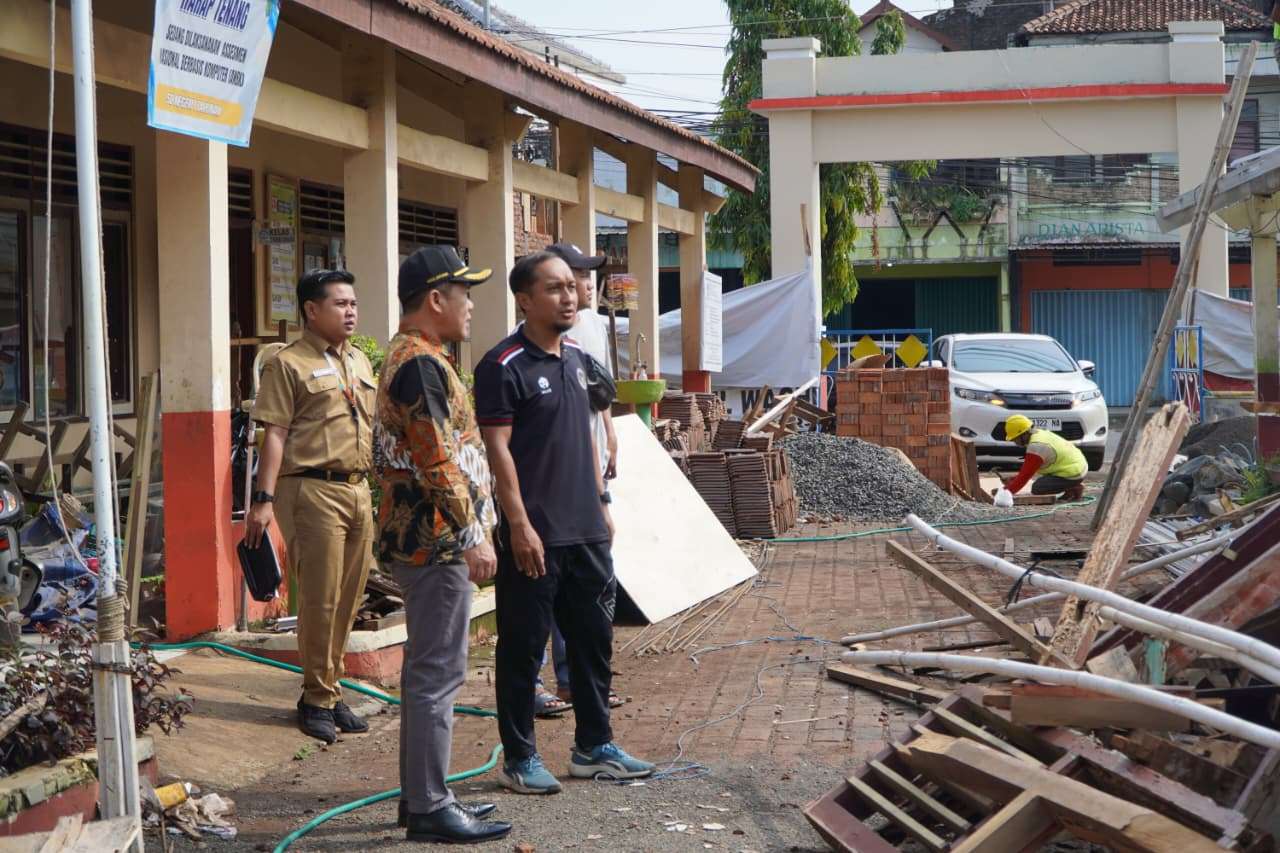 Ketua DPRD Kabupaten Jepara, Dr. Agus Sutisna, saat sidak revitalisasi sekolah