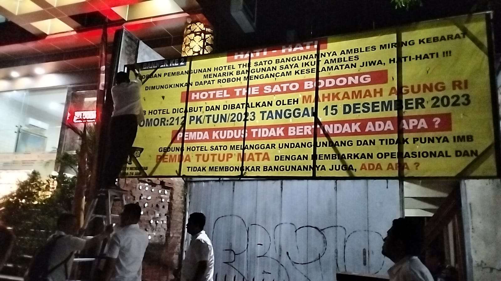 Penyidik Polda Jateng saat menyita banner milik Benny Gunawan Ongkowijoyo pada Rabu (29/10) malam