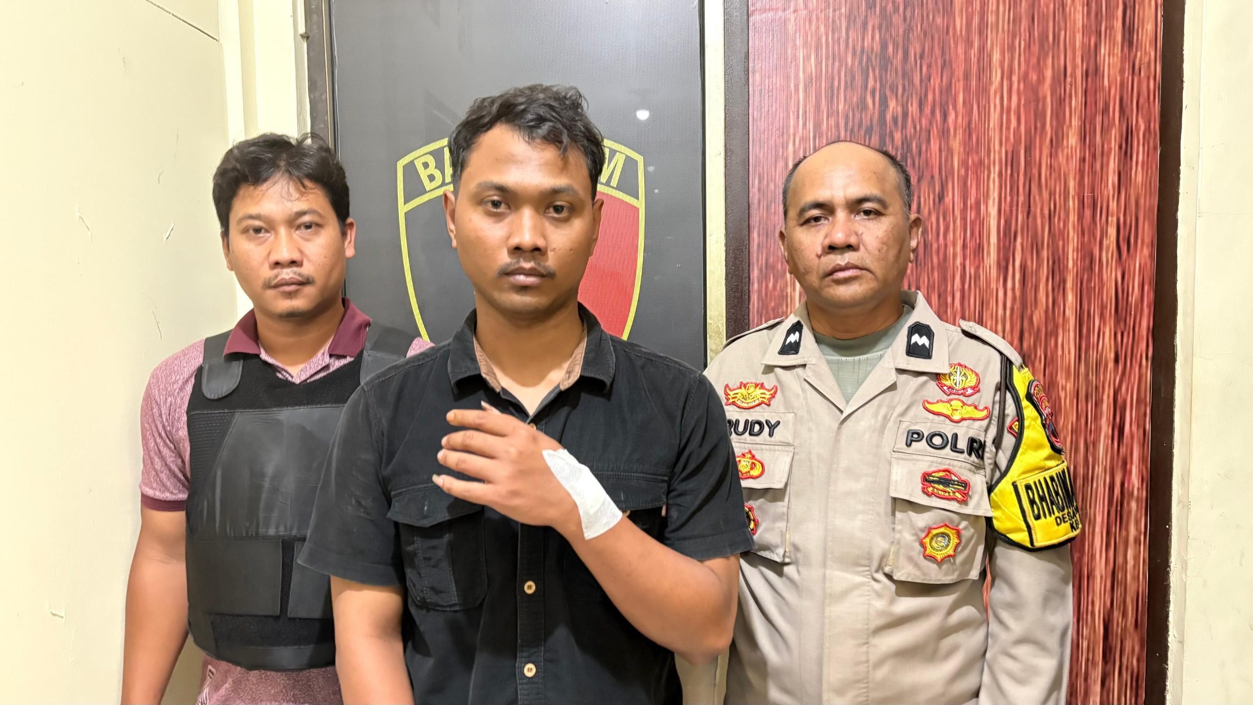 Rizal Febrianto (35) (dengan tangan terluka) mengaku kejadian yang menimpanya di Jalan Raya Karangbener, Kecamatan Bae, Kudus bukan pembegalan (istimewa)