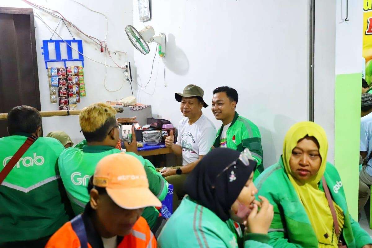 Bupati Kudus Sam'ani Intakoris bersama komunitas ojek online (ojol) G1 menikmati sajian khas Lentog Tanjung di Kawasan Kuliner Lentog, Desa Tanjungkarang pada Jumat pagi (3/10/2025)