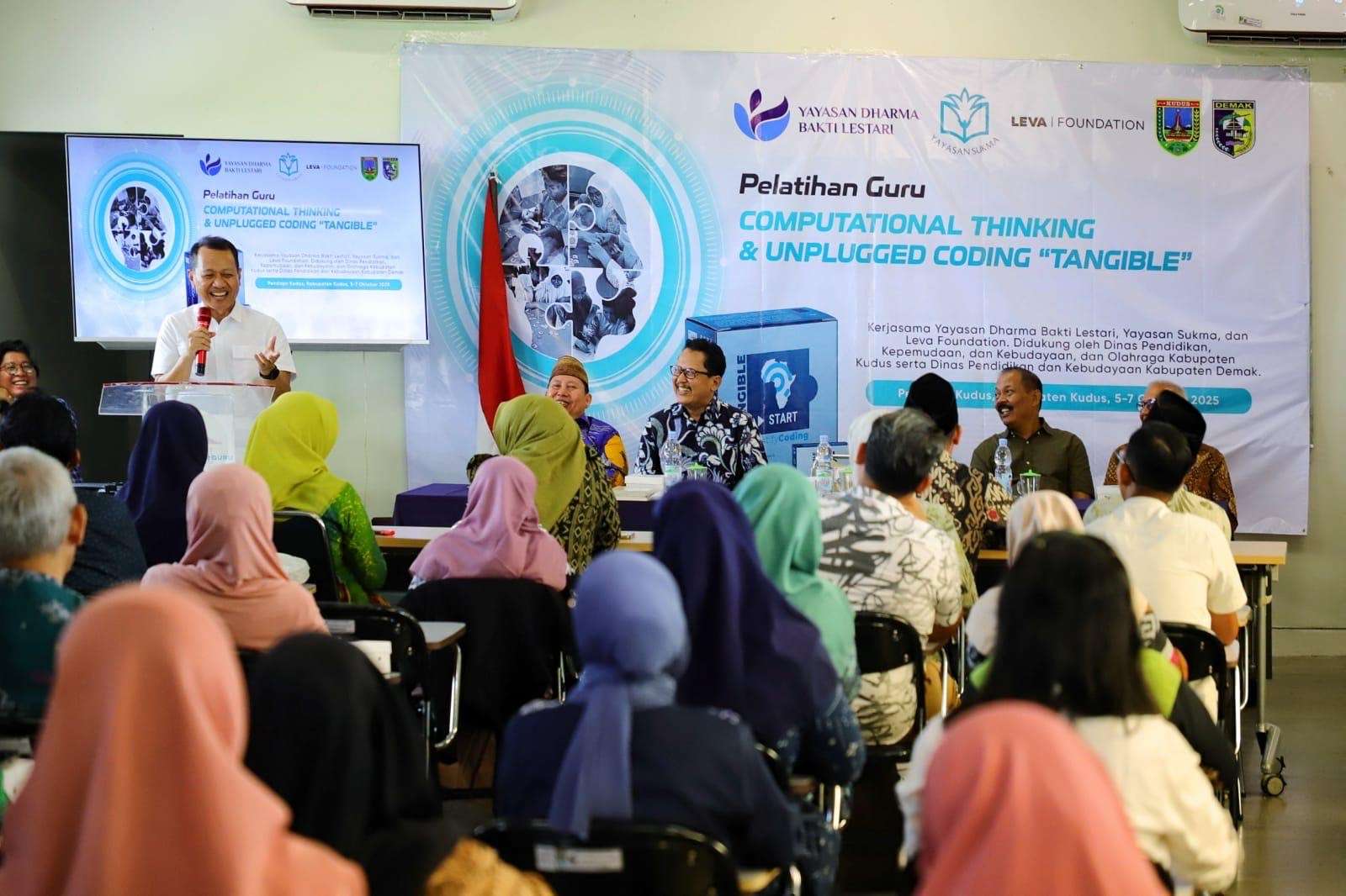 Bupati Kudus Sam'ani Intakoris membuka Pelatihan Guru Computational Thinking & Unplugged Coding “Tangible” yang digagas oleh Yayasan Dharma Bakti Lestari bekerja sama dengan Yayasan Sukma dan Leva Foundation serta didukung Pemkab Kudus di Gedung Pusat Belajar Guru (PBG) Kudus pada Minggu (5/10/2025).