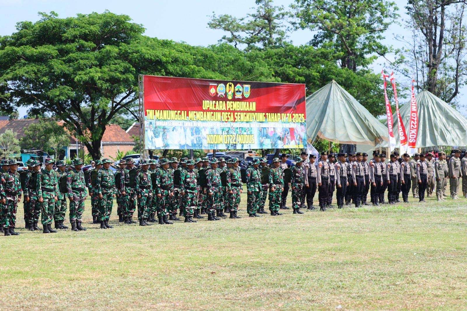 Pembukaan TNI Manunggal Membangun Desa (TMMD) Sengkuyung Tahap IV Tahun Anggaran 2025 di Lapangan Desa Getasrabi, Kecamatan Gebog, pada Rabu (8/10/2025)