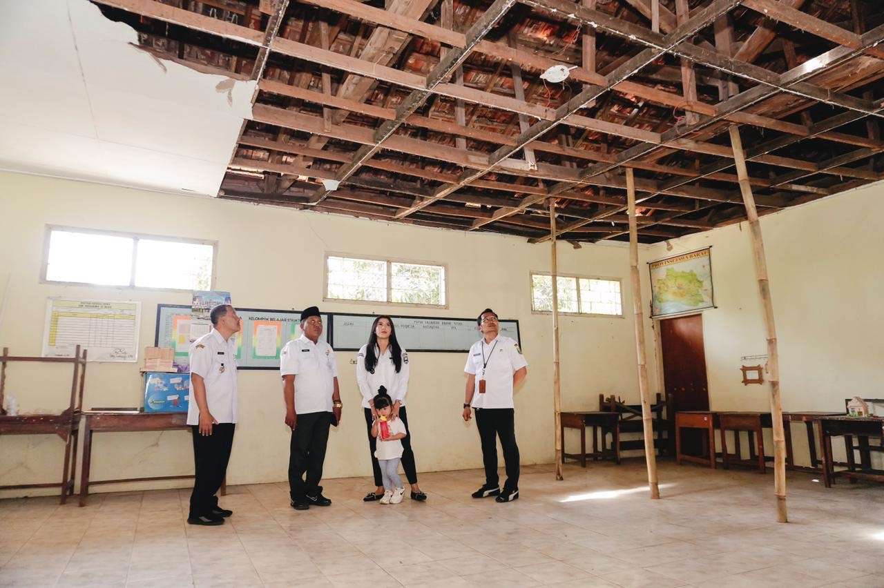 Wakil Bupati Kudus Bellinda Birton saat melakukan peninjauan langsung kondisi ruang kelas IV di SD 2 Bae yang mengalami kerusakan parah pada Rabu (8/10/2025)