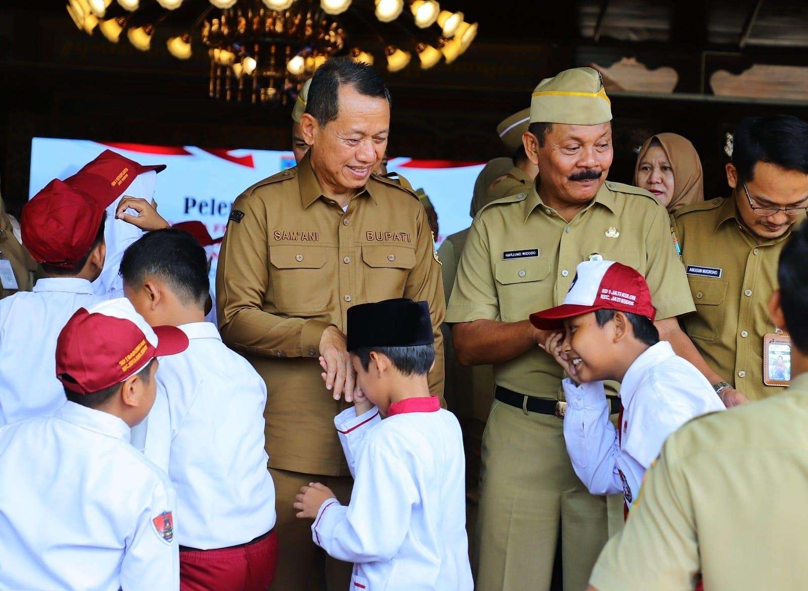 Pelepasan kontingen Lomba Festival Tunas Bahasa Ibu (FTBI) dan Lomba Mata Pelajaran Pendidikan Agama Islam dan Seni Islami (MAPSI) jenjang SD dan SMP ke tingkat Provinsi Jawa Tengah di Pendapa Kabupaten Kudus, Senin (13/10/2025)