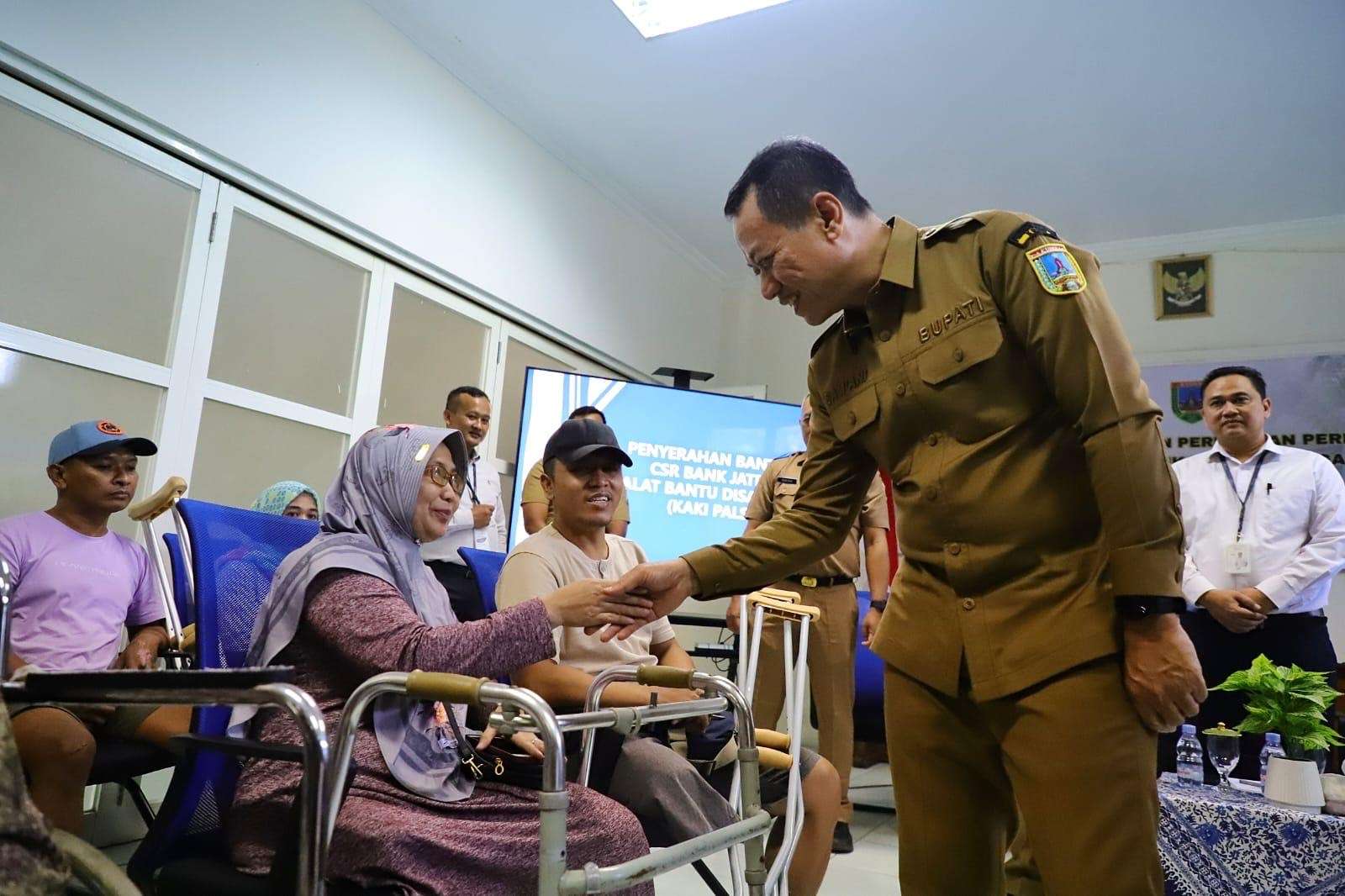 Penyerahan bantuan kaki palsu oleh Bupati Kudus Sam’ani Intakoris di Kantor Dinas Sosial P3AP2KB Kabupaten Kudus, pada Senin (13/10/2025)
