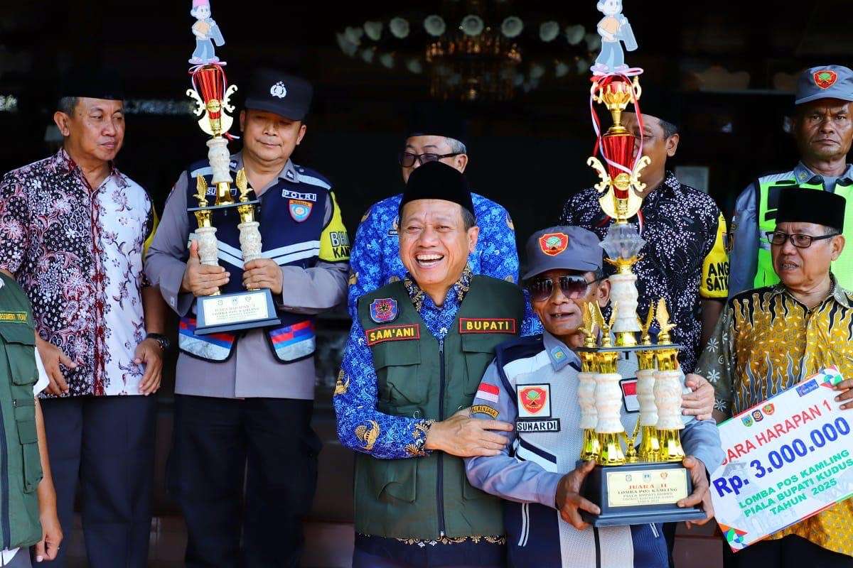 Bupati Kudus Sam'ani Intakoris berfoto bersama juara Lomba Poskamling Kabupaten Kudus Tahun 2025