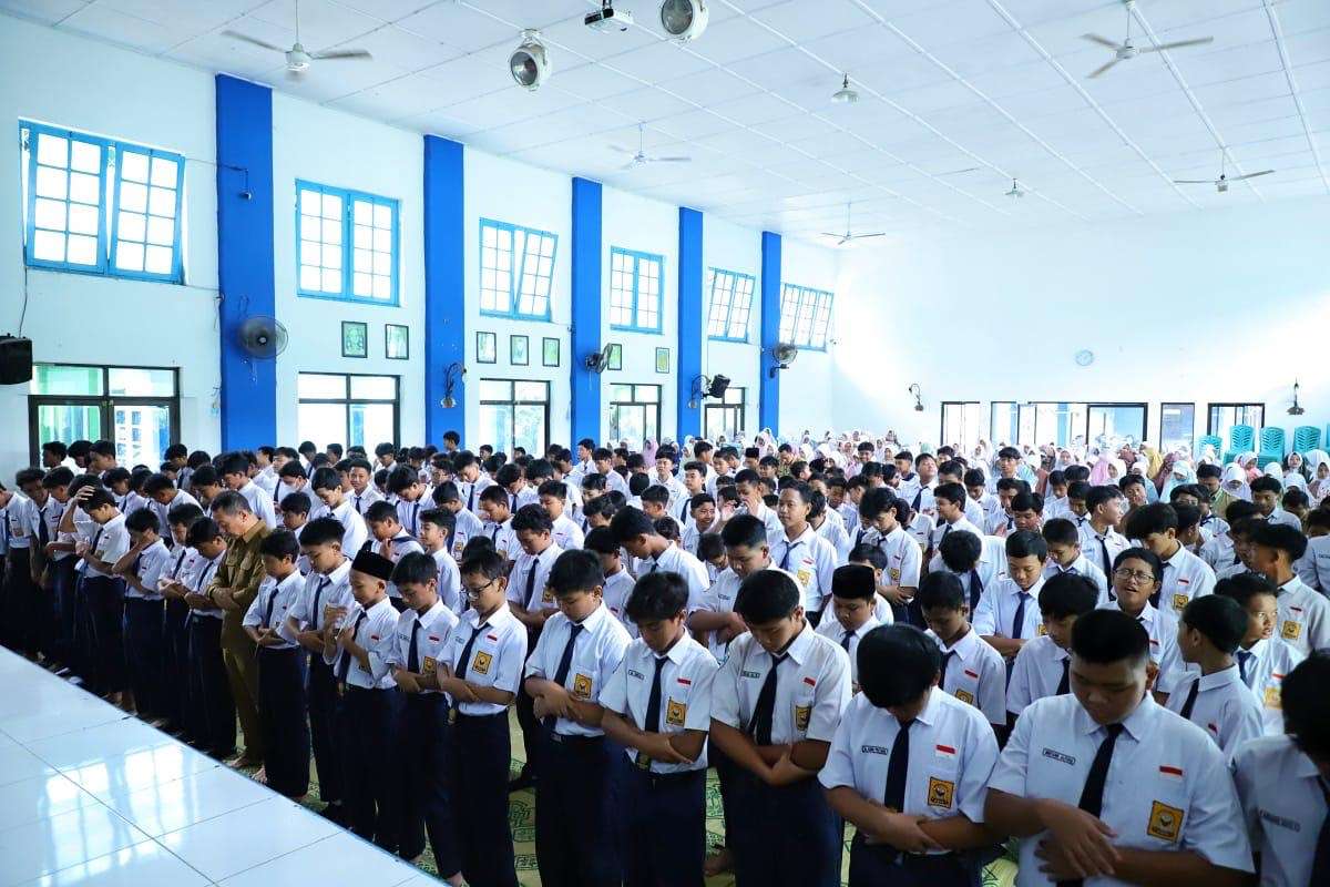 Siswa SMP Muhammadiyah 1 Kudus salat dhuha bersama Bupati Kudus Sam'ani Intakoris pada Senin pagi, 27 Oktober 2025(dok. Foto Pemkab Kudus)