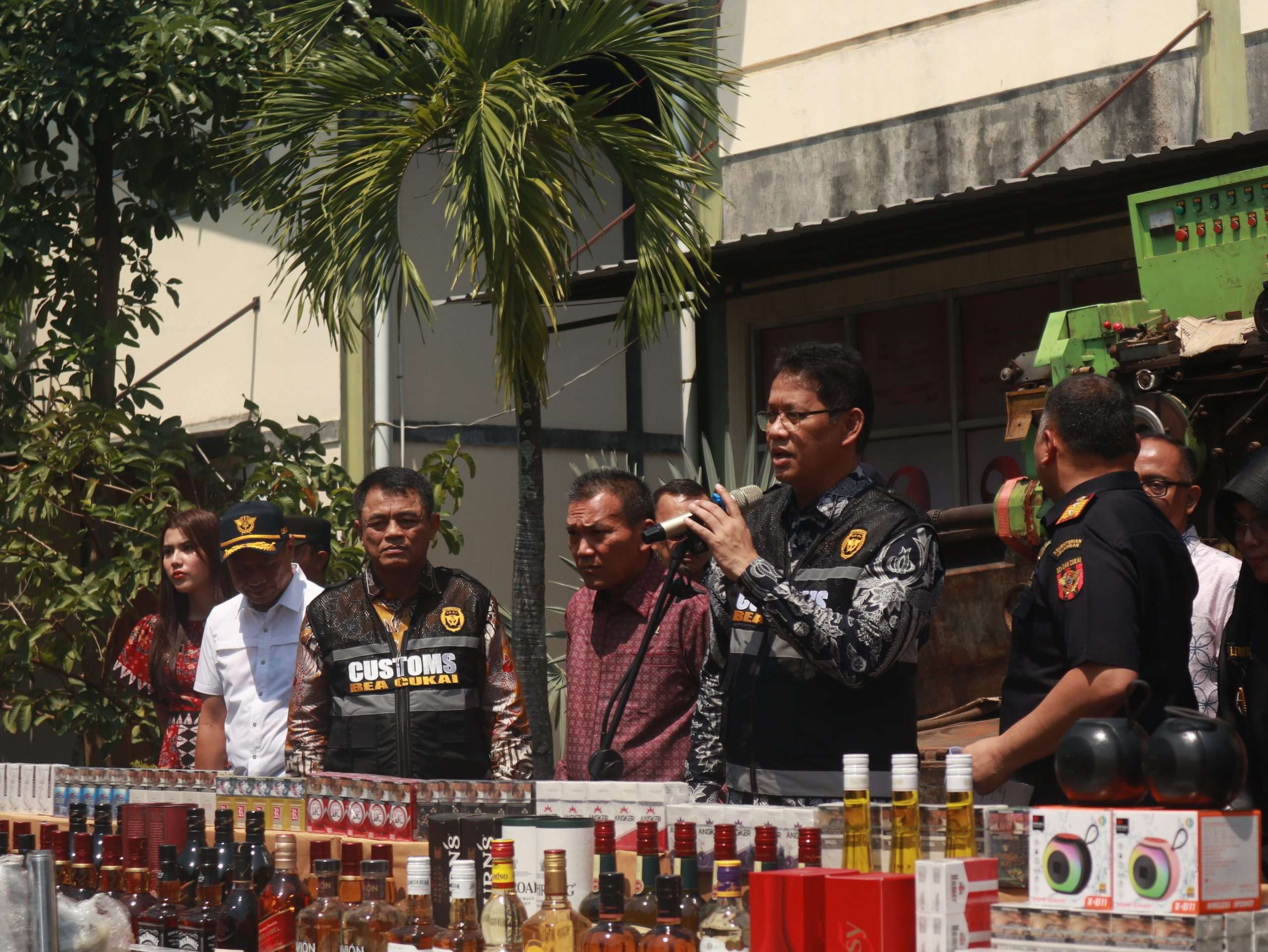 Menteri Keuangan (Menkeu) Purbaya Yudhi Sadewa dalam konferensi pers saat kunjungannya ke Kabupaten Kudus, Jumat (3/10/2025), didampingi jajaran pejabat Kementerian Keuangan, termasuk Direktur Jenderal Bea dan Cukai