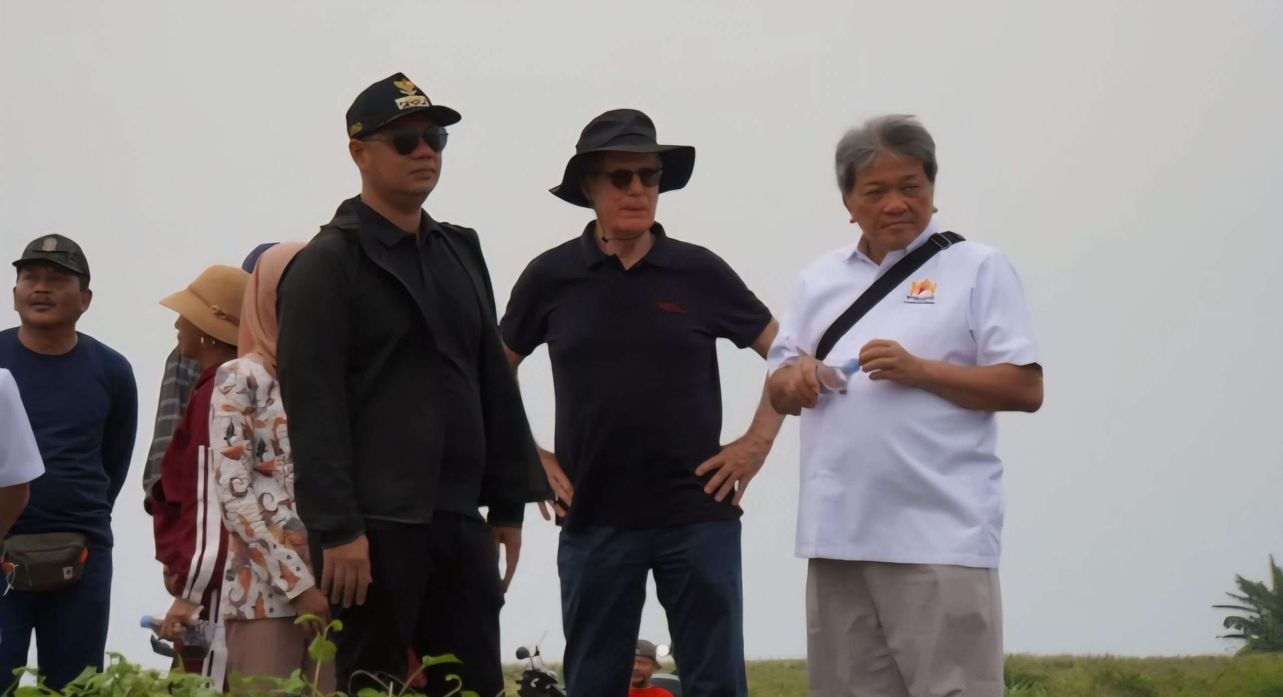 Delegasi Pemerintah Spanyol Mr. Antonio (tengah) saat meninjau calon lokasi Pelabuhan Jepara yang terletak di Desa Balong, Kecamatan Kembang pada Minggu (5/10/2025) (foto: laman resmi Pemkab Jepara)