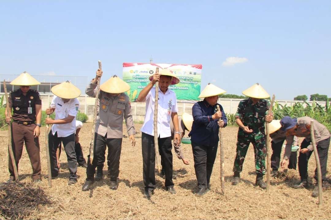 Kapolres Kudus AKBP Heru Dwi Purnomo bersama jajaran Forkopimda Kabupaten Kudus melaksanakan kegiatan Penanaman Jagung Serentak Kuartal IV Tahun 2025 di lahan pertanian Desa Rendeng, Kecamatan Kota, Kudus, Rabu (8/10)