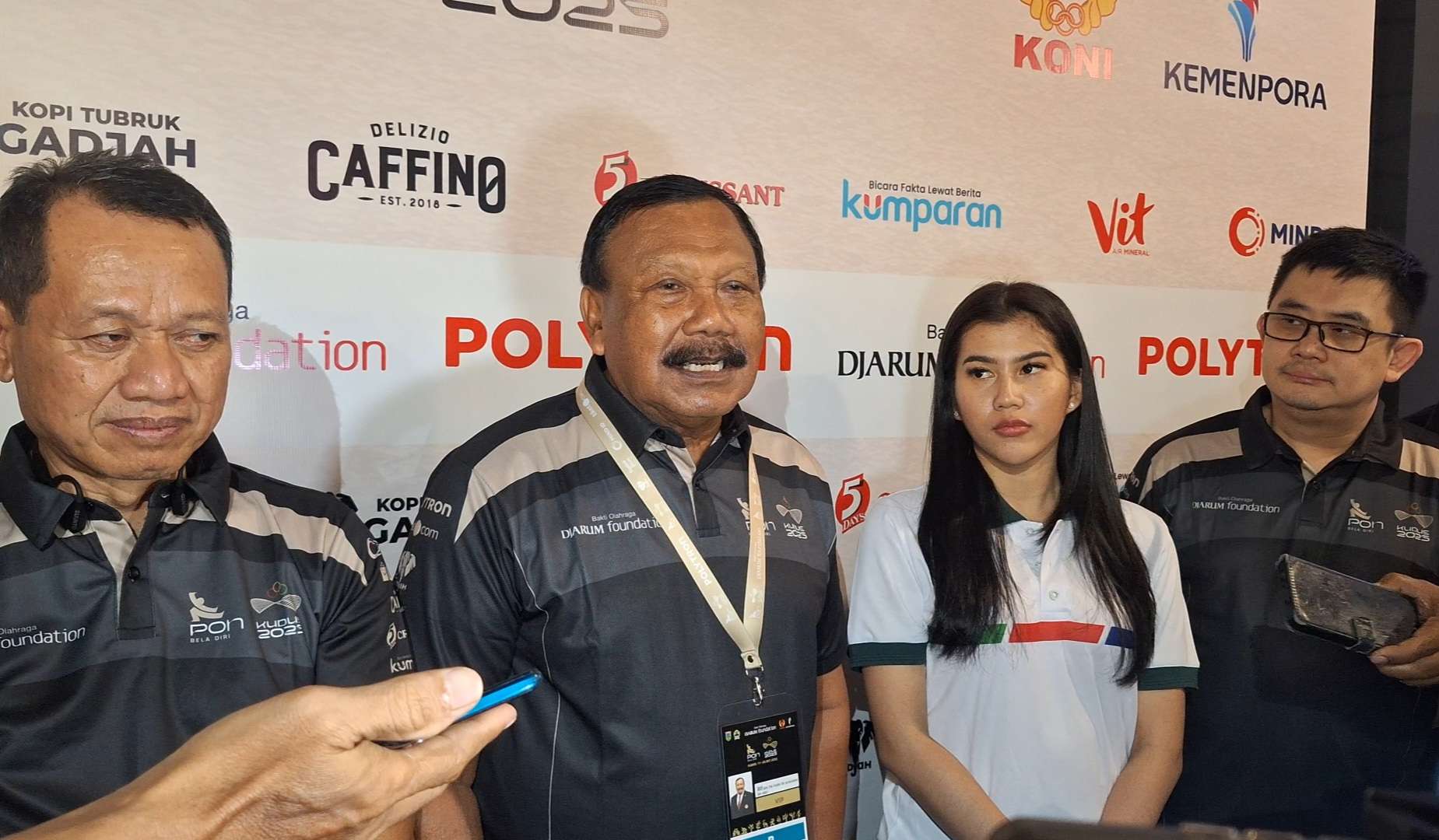 Ketua Umum KONI Pusat, Letjen TNI (Purn) Marciano Norman (kedua dari kiri) didampingi Bupati Kudus Sam'ani Intakoris, Wakil Bupati Kudus Bellinda Birton, dan perwakilan Djarum Foundation Ryan Gozali