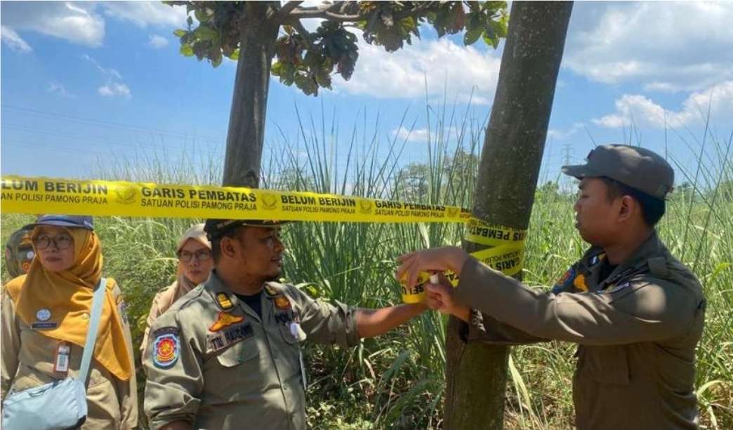 Petugas Satpol PP Jepara melakukan penyegelan terhadap tambang galian ilegal di Desa Geneng, Kecamatan Batealit pada Senin (13/10/2025) (foto: laman resmi Pemkab Jepara)