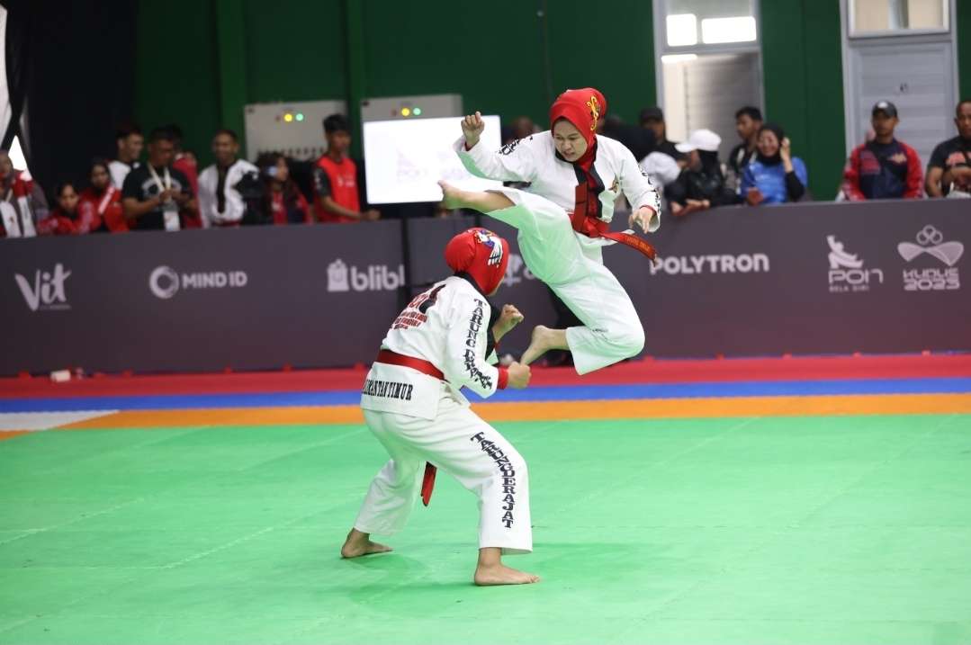 Pertandingan tarung derajat dalam PON Bela Diri Kudus 2025 berlangsung di GOR Djarum Kaliputu, pada Selasa, 14 Oktober 2025 (Dok. PON Bela Diri 2025)