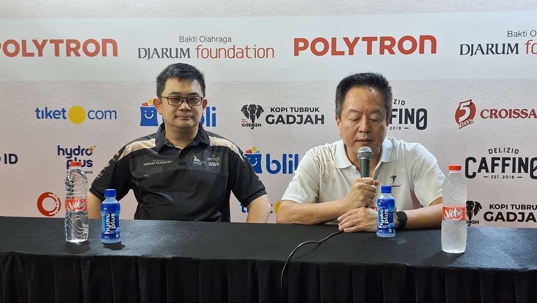 Presiden Direktur Djarum Foundation, Victor Rachmat Hartono (kaos putih) dan Ketua PON Bela Diri Kudus 2025 Ryan Gozali (kaos hitam) ketika bertemu dengan para wartawan di GOR Djarum Kaliputu lokasi PON Bela Diri Kudus 2025, Rabu (15/10) (KlikFakta/Melina)