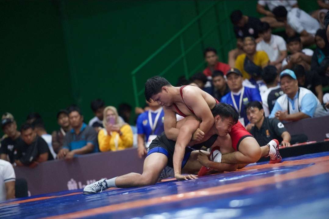 Aksi epic olahraga gulat pada PON Bela Diri Kudus 2025 pada Rabu (15/10), di Djarum Arena, Kaliputu, Kudus (Dok. Foto PON Bela Diri 2025)