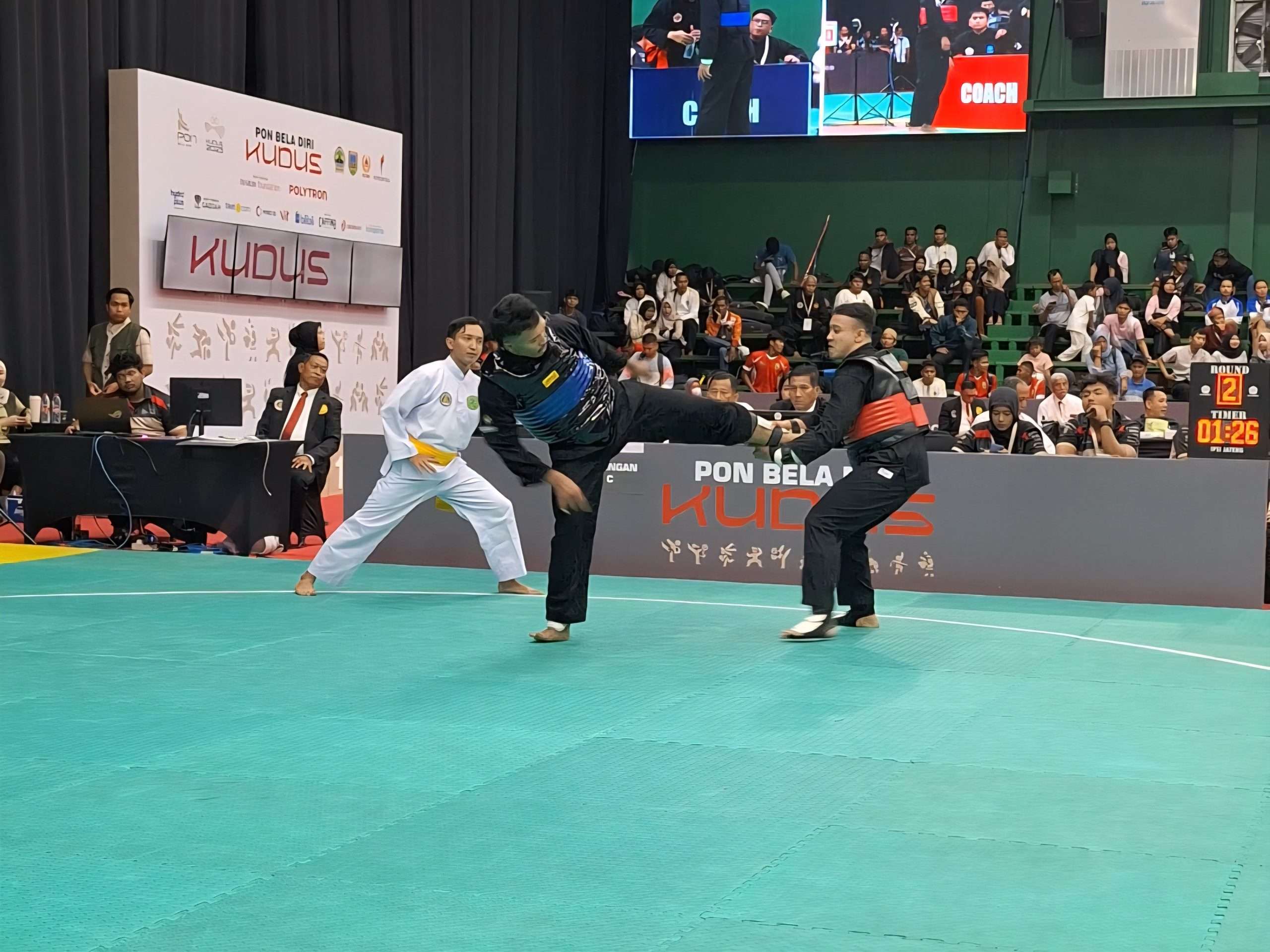 Laga pencak silat babak penyisihan pada PON Bela Diri 2025 yang digelar Jumat (17/10) di Djarum Arena, Kaliputu, Kudus (KlikFakta/Melina)