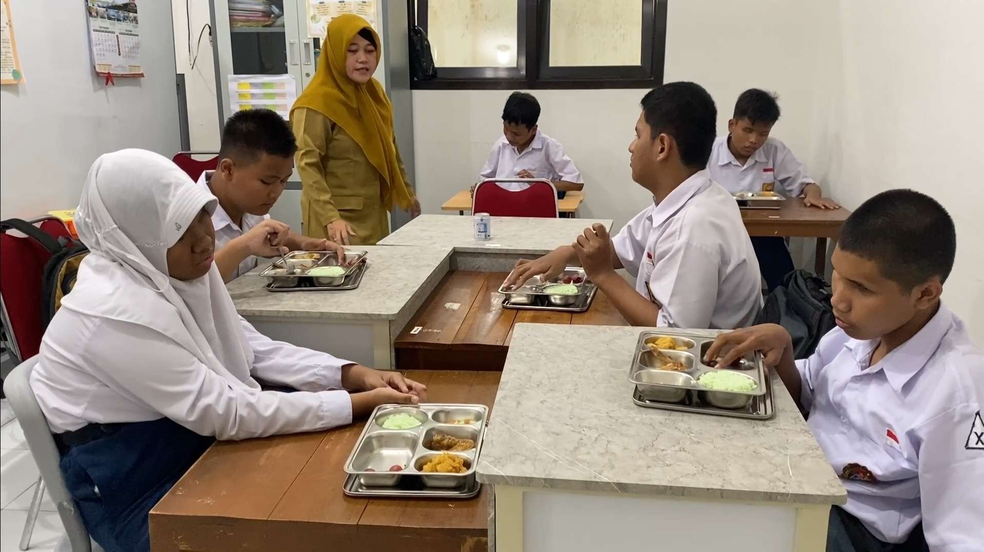 Para siswa Siswa Sekolah Luar Biasa (SLB) Negeri Purwosari Kudus menyantap MBG pada Senin, 20 Oktober 2025 (istimewa)