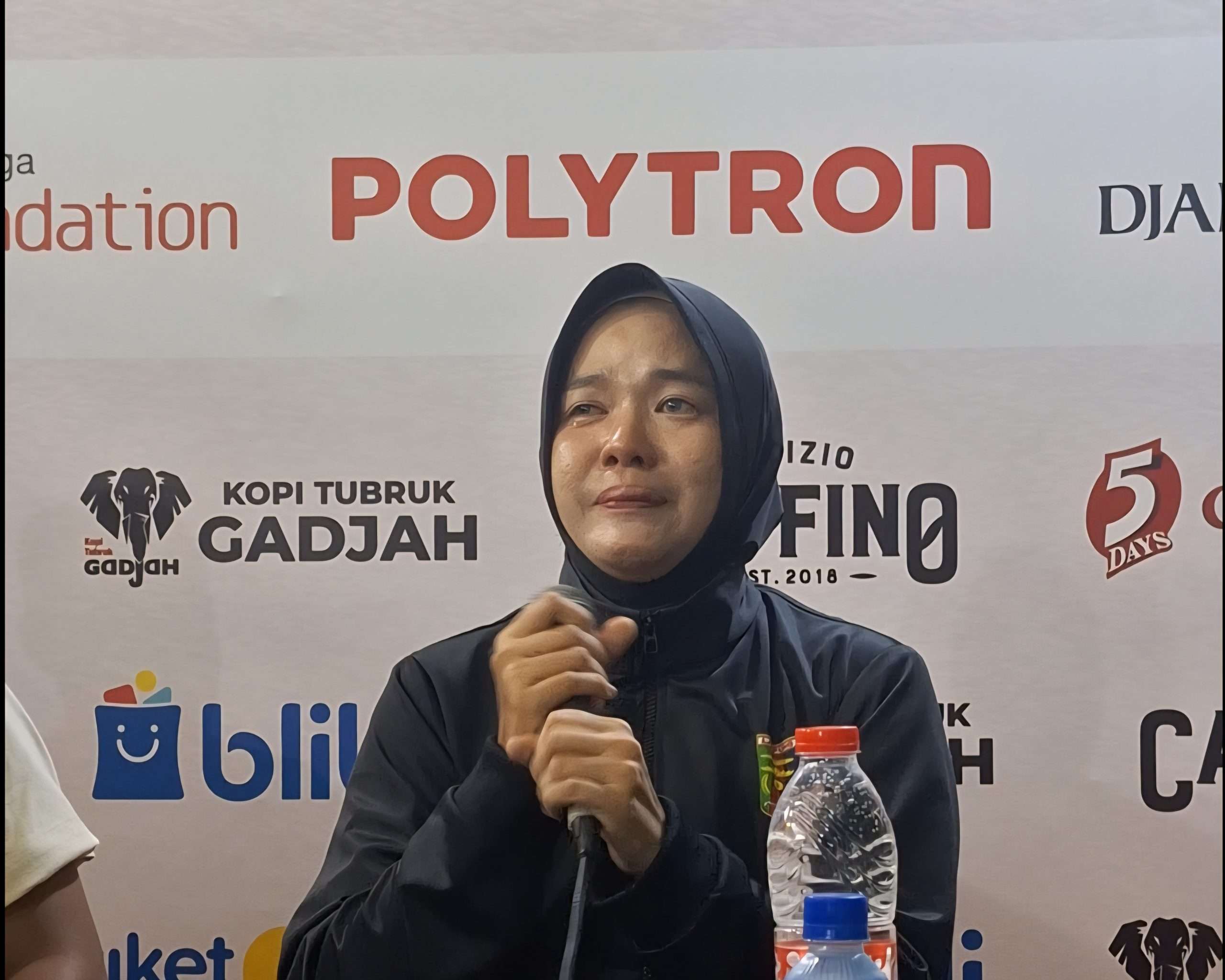 Atlet shorinji kempo asal Lampung, Vina Febriana Hasan menangis saat menceritakan keinginannya menjuarai PON, Senin (20/10) (KlikFakta/Melina)
