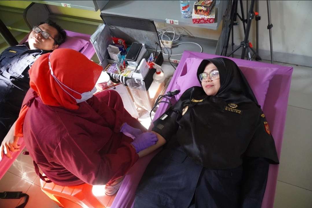 Kepala Kantor Bea Cukai Kudus, Lenni Ika Wahyudiasti mendonorkan darahnya untuk memperingati Hari Oeang Republik Indonesia (HORI) ke-79 pada Selasa (21/10) (Dok. Bea Cukai Kudus)