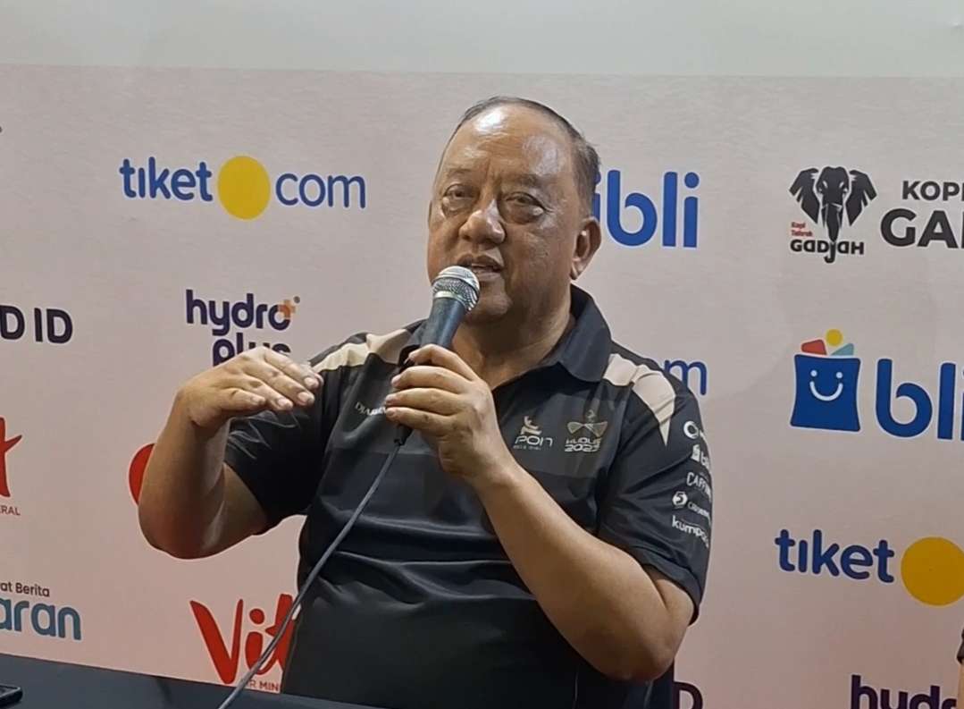 Ketua Umum KONI Pusat Letjen TNI (Purn) Marciano Norman menanggapi pelaksanaan PON Bela Diri 2025 di Djarum Arena, Kaliputu, Kudus, pada Selasa (21/10) siang (KlikFakta/Melina)