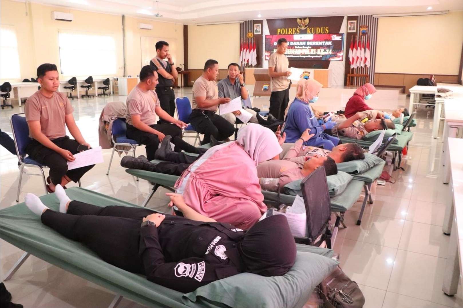 Kegiatan donor darah serentak yang berlangsung di Aula Paramasatwika Polres setempat pada Rabu (22/10)