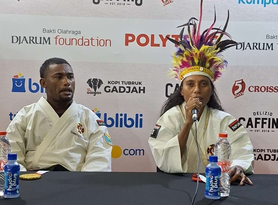 Atlet shorinji kempo asal Papua Barat, Hilda Christina Blandina (memakai mahkota) menyampaikan akan pensiun pada Selasa (21/10)
