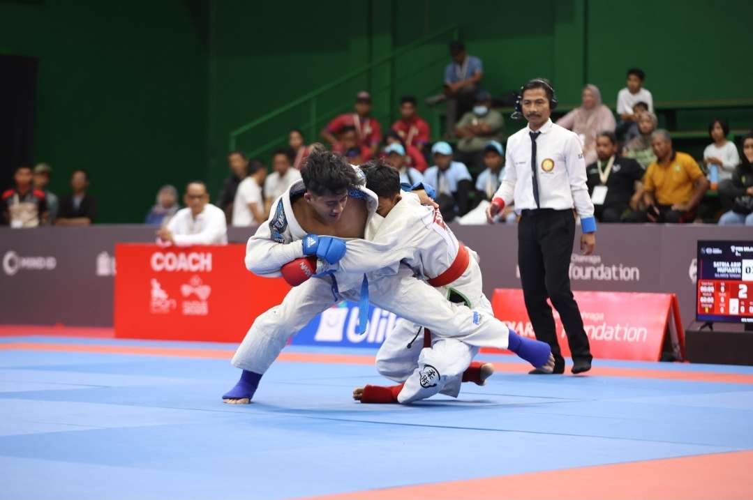 Suasana pertandingan Ju-jitsu di GOR Djarum Kaliputu Kudus pada Jumat (24/10/2025) (dok. Foto PON Bela Diri Kudus 2025)
