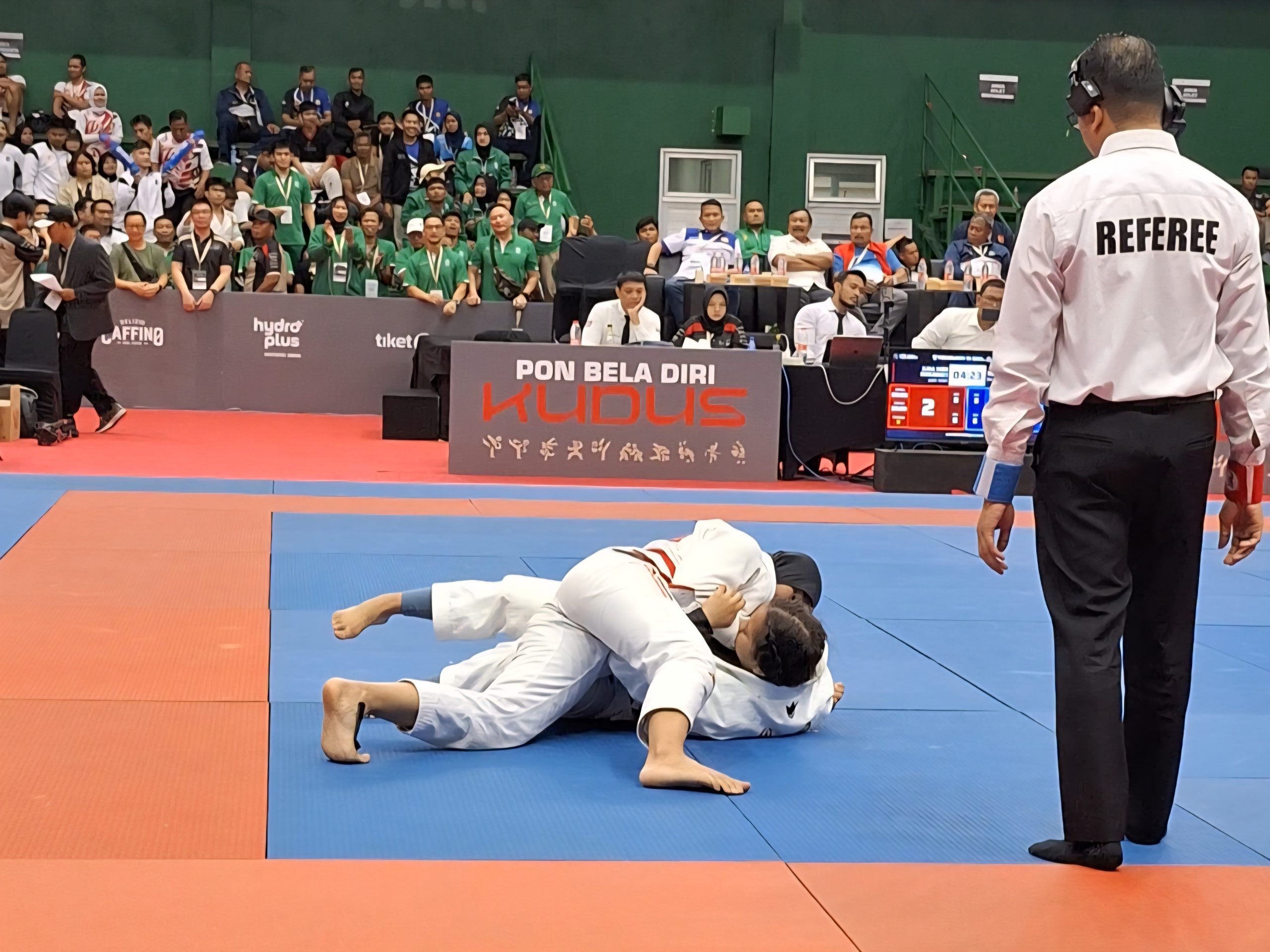 Partai final Ju-jitsu Nezawa -63 kg putri antara atlet Jawa Timur kontra DKI Jakarta pada Sabtu (25/10/2025)