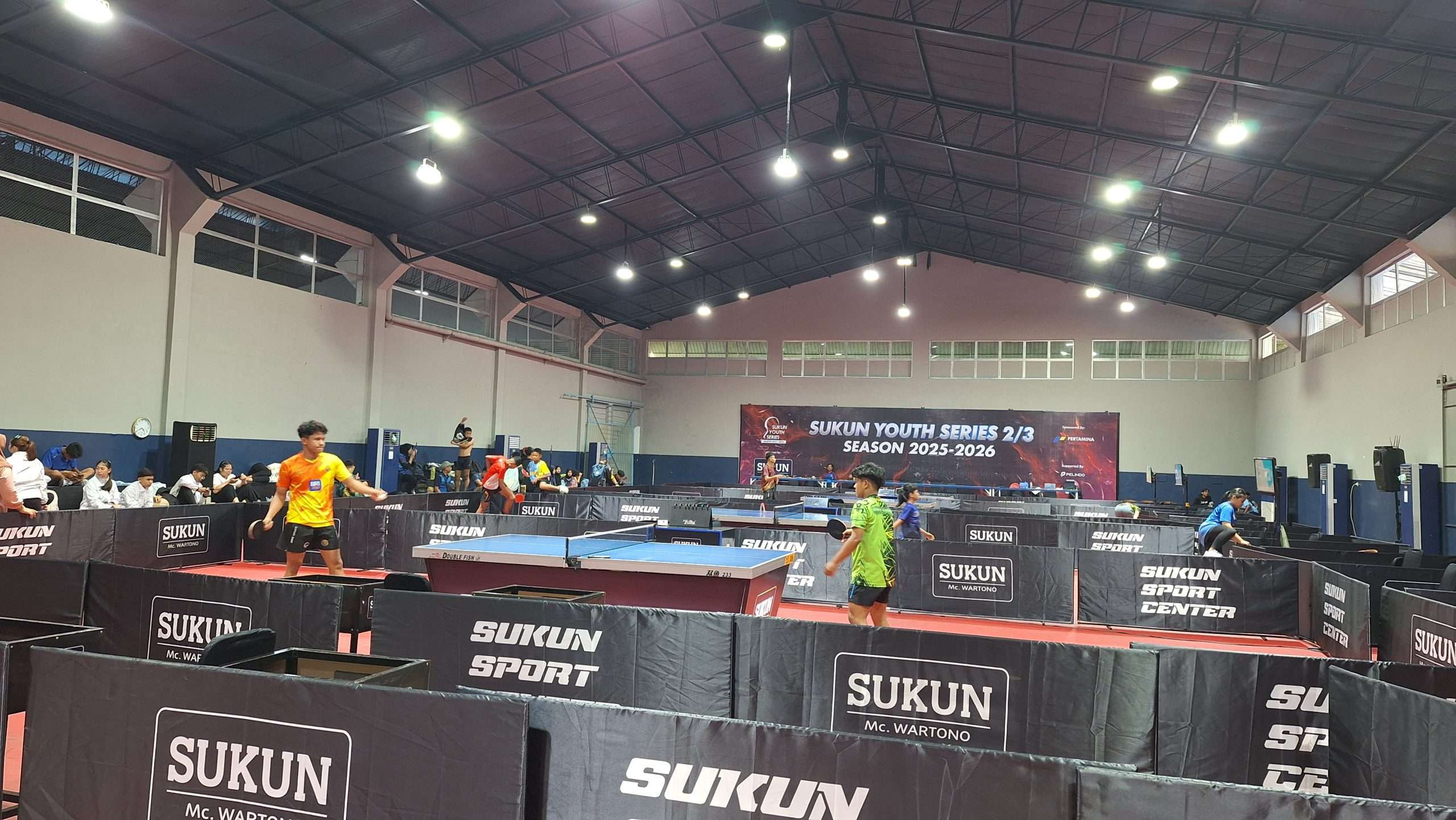 Para atlet tenis meja melakukan pemanasan sebelum Sukun Youth Series II Season 2025/2026