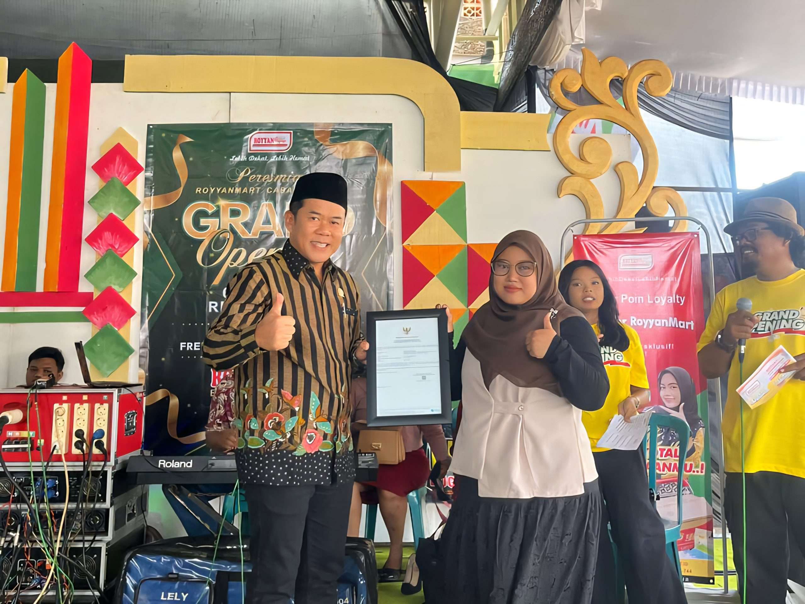 Ketua DPRD Kabupaten Jepara, Agus Sutisna, saat menghadiri peresmian Royyan Mart Cabang 2 di Desa Bugel, Kecamatan Kedung, Kamis (6/11/2025)