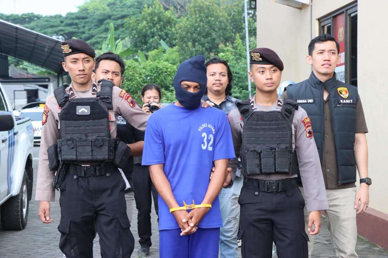 Pelaku pencabulan anak di Karimunjawa, IC (22) digiring personel Polres Jepara